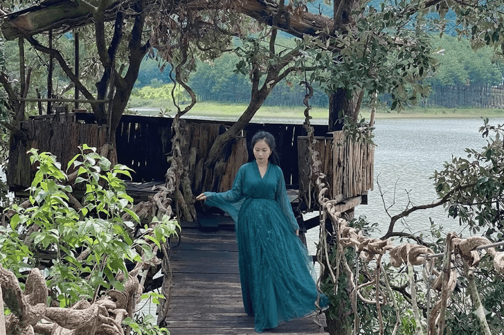 Nằm giữa kh&ocirc;ng gian lộng gi&oacute;, ng&ocirc;i nh&agrave; tr&ecirc;n c&acirc;y mang đến cảm gi&aacute;c lạc v&agrave;o c&acirc;u chuyện cổ t&iacute;ch giữa n&uacute;i rừng Đ&agrave; Lạt